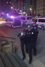 Adana'da trafikte tartıştıkları sürücünün önünü kesip, aracın camını yumrukladılar; o anlar kamerada (2)