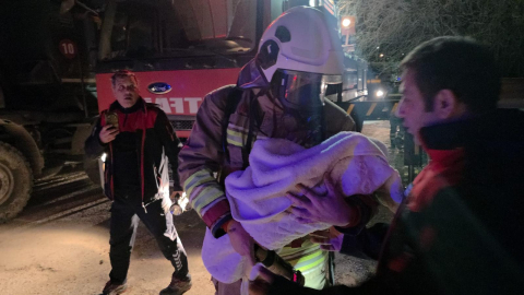 Hatay'da 5 katlı binada çıkan yangın korkuttu: 3 kişi dumandan etkilendi