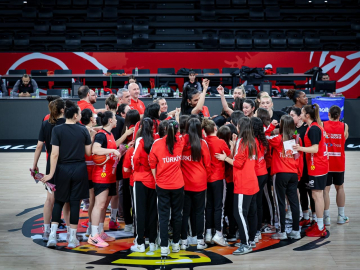 A Milli Kadın Basketbol Takımı'na '8 Mart Dünya Kadınlar Günü' sürprizi