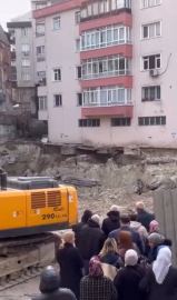 İstanbul - Bahçelievler’de temelinde kayma oluşan 4 katlı bina tahliye edildi