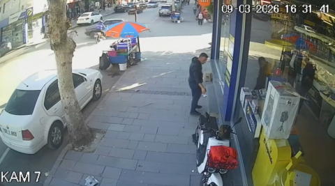 Otomobil ile motosikletin çarpıştığı kaza kamerada: 1 yaralı