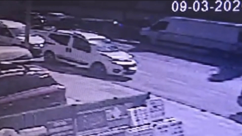 İstanbul - Üsküdar’da otomobil bariyerlere çarpıp takla attı; kaza güvenlik kamerasında