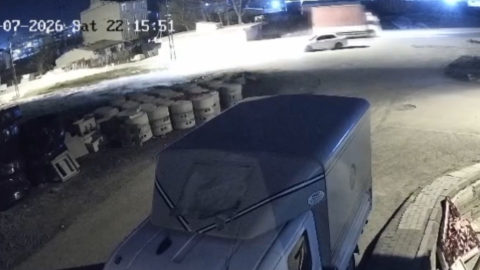 İstanbul- Arnavutköy’de çarptığı otomobil ters döndü; kamyonet şoförü kaçtı