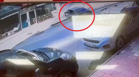 Otomobilin mobilya mağazasına girdiği kaza kamerada