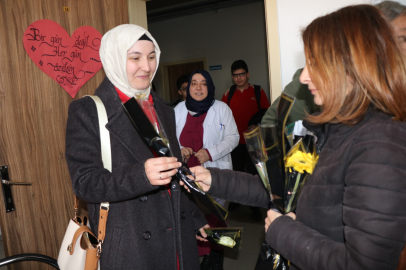 Fatma Nur öğretmenin anısına 650 meslektaşına çiçek dağıttılar