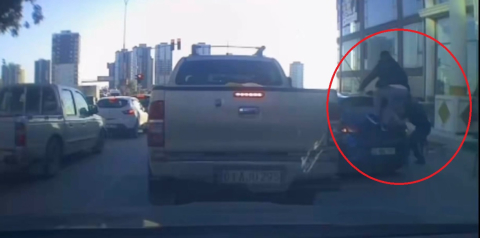 Tartıştıkları kişinin otomobiline sopa ve sandalyelerle zarar verdiler