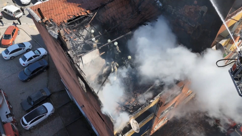 İstanbul- Esenler'de 4 katlı binanın çatı katında çıkan yangın söndürüldü