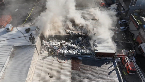 İstanbul - Zeytinburnu Demirciler Sitesi'ndeki yangın havadan görüntülendi - 3 / Ek görüntüyle