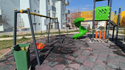 Parkta lastik yakıp, oyun gruplarına zarar verdiler; olay kamerada