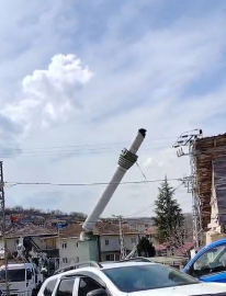 Tokat'taki depremde hasar gören minare, kontrollü olarak yıkıldı