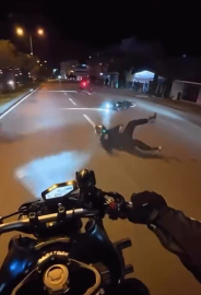 Sürücülerinin tek teker üzerinde kullandığı 2 motosiklet kaza yaptı: 2 yaralı