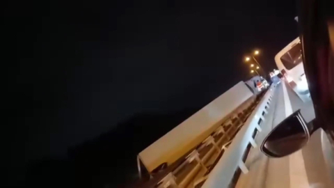 İstanbul - Büyükçekmece TEM Otoyolu'nda TIR devrildi; trafikte yoğunluk oluştu