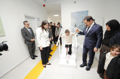 Depremzede Zeynep, özel hazırlanan protez bacakla yeniden yürümeye başladı