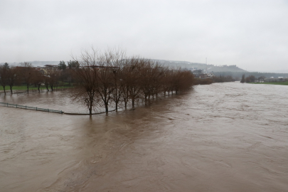 Diyarbakır’da sağanak sonrası dereler taştı, tarım arazilerini su bastı