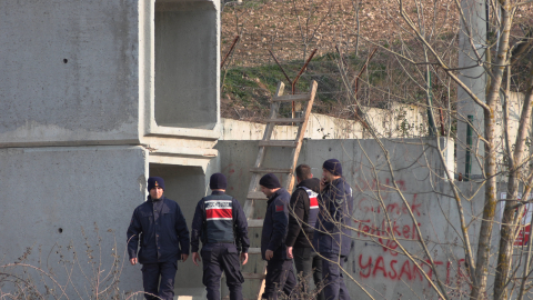 Girilmesi yasak olan gölete giren çocuk boğulma tehlikesi geçirdi