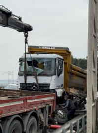 Kamyon bariyerlere çarpıp yan yattı; 1 yaralı / Ek fotoğraflar