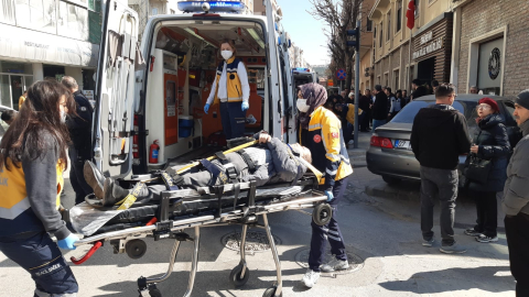 Kırmızı ışıkta duran araca çarpan otomobil, yayaların arasına daldı; 5 yaralı