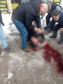 Çatından üzerine kar ve buz kütlesi düşen kişi ağır yaralandı