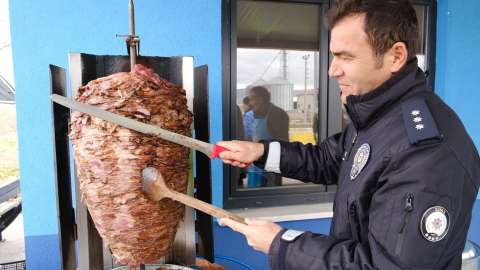 Sivas'ta polisten sürücülere iftarlık döner-ayran ikramı