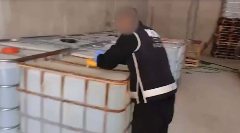 İzmir merkezli 4 ilde operasyon; 40,2 ton taklit etiketli etil alkol ele geçirildi