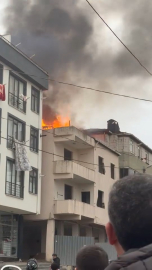 İstanbul - Sultanbeyli'de 3 katlı binada çıkan yangın yandaki apartmana sıçradı