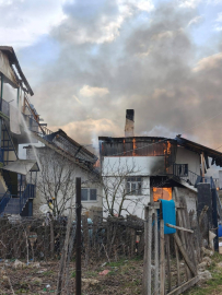Bolu'da yangın, 2 katlı ev alev alev yandı