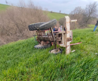 Tarlaya gübre atarken devrilen traktörün altında kalan sürücü öldü