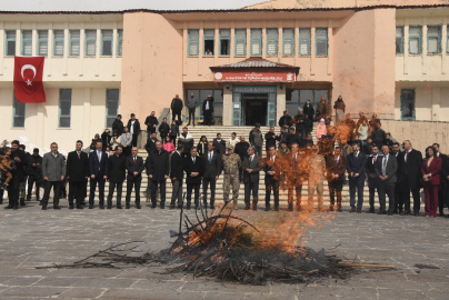 Bitlis’te nevruz programında protokol üyeleri demir dövdü, ateşten atladı