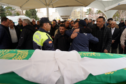 Kazada ölen tıp öğrencisi Yaren’in cenazesine, arkadaşları beyaz önlükle katıldı