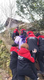 Heyelan nedeniyle yolu kapanan köyüne gitmek isteyen kadını sedyeyle taşıdılar