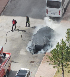 Alev alan elektrikli otomobile, yangın battaniyesi ile müdahale