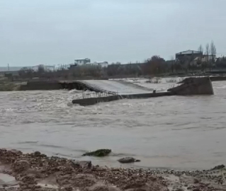 Diyarbakır’da sağanak sele neden oldu, köprü su altında kaldı