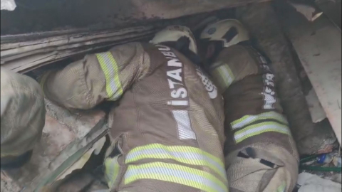 İstanbul - Fatih'te çöken 2 binada enkazda kalanların kurtarıldığı anlar kamerada / Ek bilgi