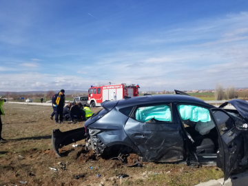 Otomobille hafif ticari aracın çarpıştığı kaza kamerada; 1’i çocuk, 6 yaralı