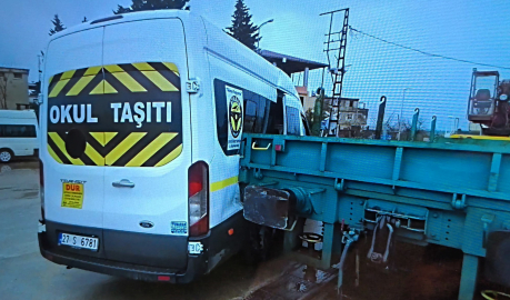 Lokomotifin okul servis minibüsüne çarptığı anlar kamera
