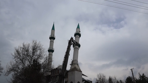 Depremde hasar alan 43 yıllık cami kontrollü şekilde yıkıldı