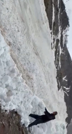 Hakkari'de köy yakınına çığ düşme anı görüntülendi
