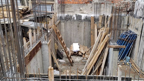 İstanbul - Zeytinburnu'nda inşaatta merdivenden düşen işçi yaralandı