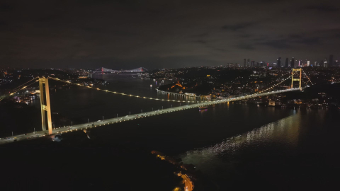 İstanbul - FSM Köprüsü 'Endometriozis' farkındalığı kapsamında sarı ışıklarla aydınlatıldı