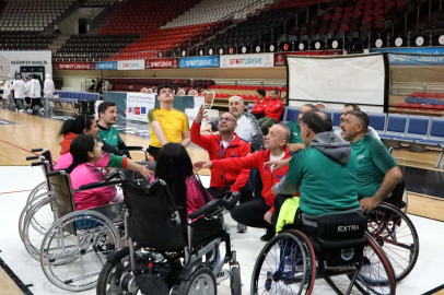 6 Şubat'ta uzuvlarını kaybedenler tenis kortunda