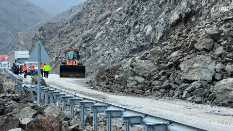 Yüksekova'da heyelan sonrası kapanan yol yeniden ulaşıma açıldı (2)
