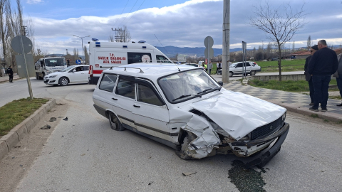 Kütahya'da otomobiller çarpıştı: 2 yaralı