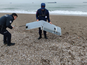 Sakarya'da deniz kıyısında insansız hava aracı parçaları bulundu