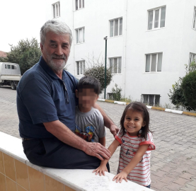 El freni çekilmeyen otomobilin çarptığı Öykü’nün ardından dedesi de kurtarılamadı