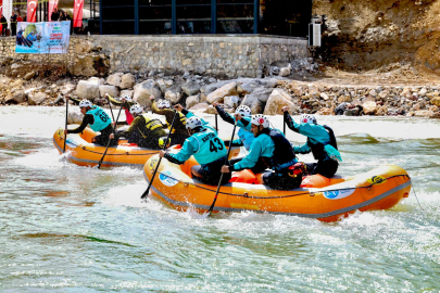 Munzur Nehri'nde 'rafting' heyecanı; 300 sporcu kıyasıya yarıştı