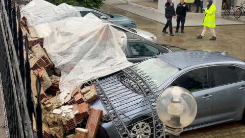 Aydın'da istinat duvarı çöktü; 4 otomobil hasar gördü