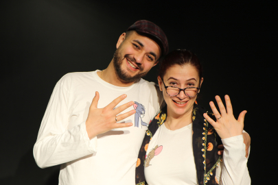 Nişanlarında tiyatro gösterisi yaptılar; 40 yıl sonraki hallerini canlandırdılar