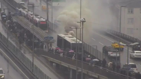 İstanbul - Şişli'de metrobüste yangın-1