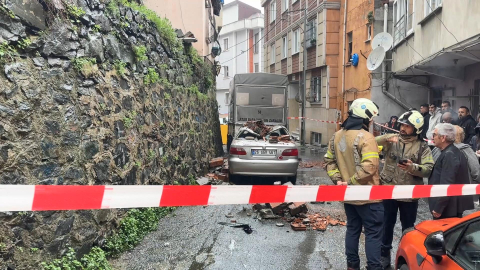 İstanbul - Kağıthane’de yağış sonrası duvar park halindeki aracın üstüne yıkıldı