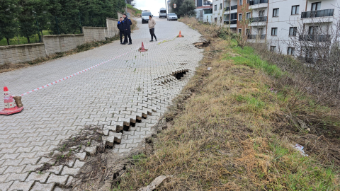 Sağanak sonrası yoldaki çökme, tedirginliğe neden oldu